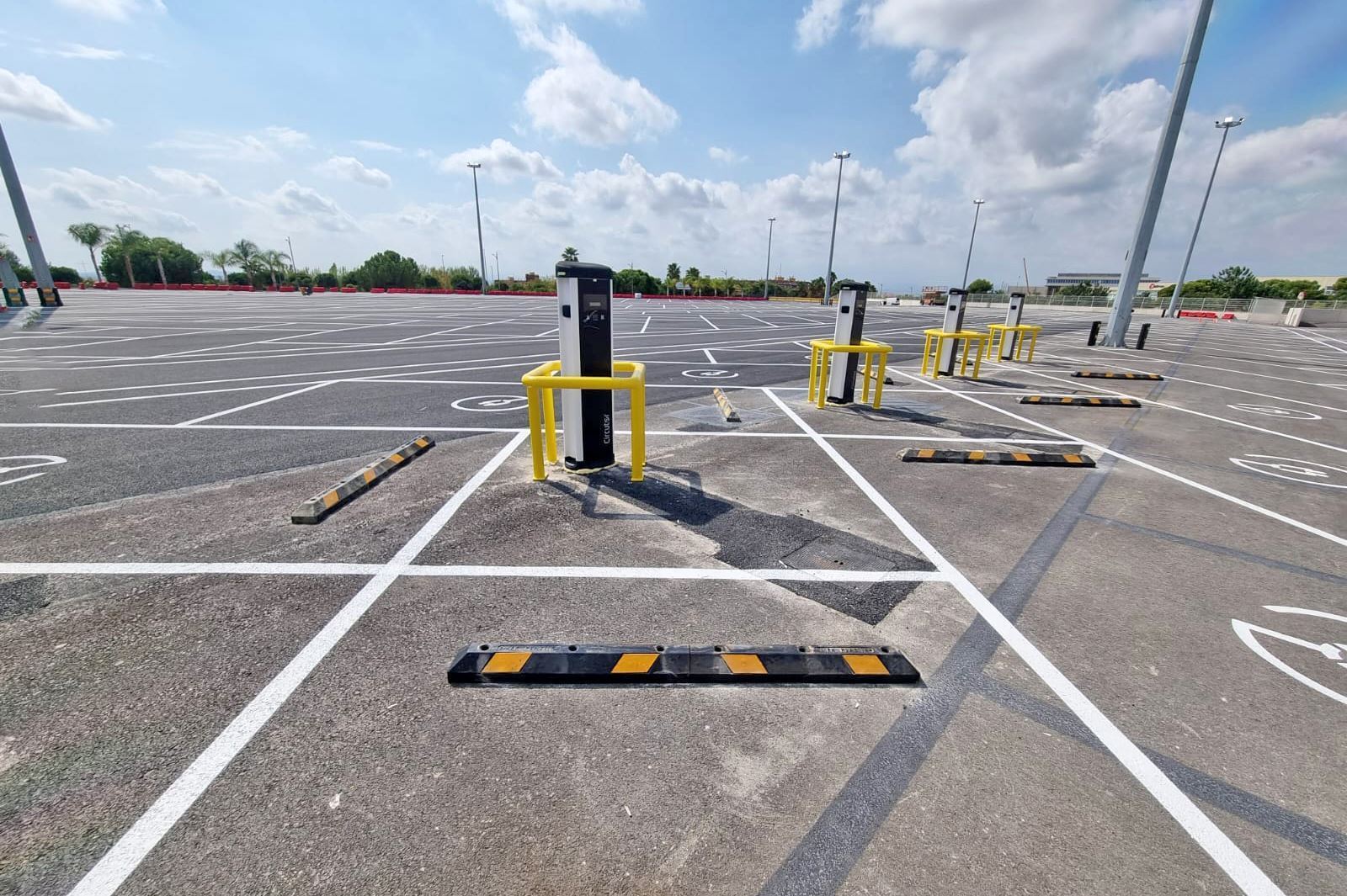 protecciones para evitar golpes a un cargador de vehículo eléctrico parking de Amazon