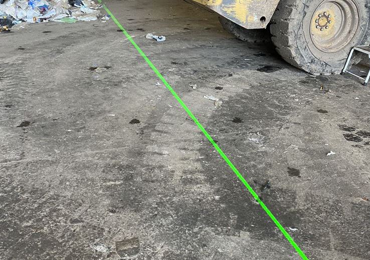 proyector laser sobre suelo en industria de tratamiento residuos