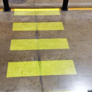 paso de cebra con delimitación de barreras peatonales